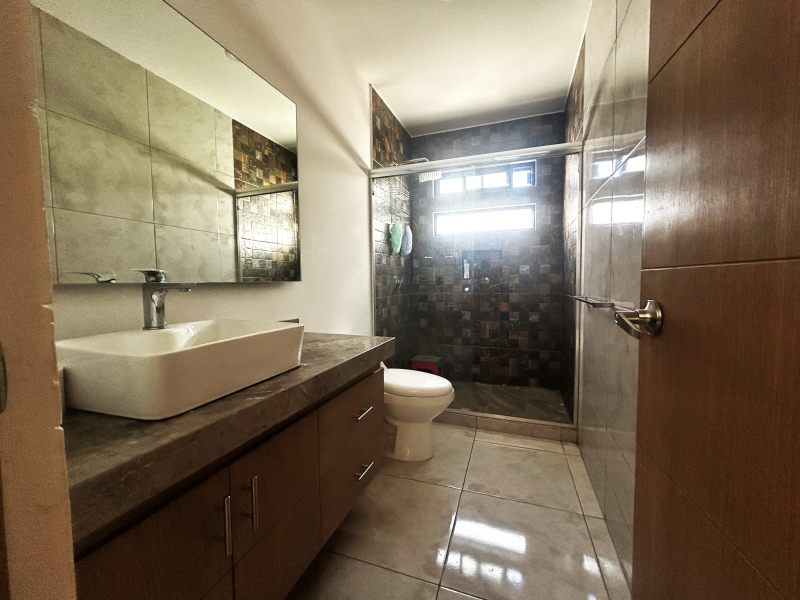 EN VENTA CASA AMPLIA EN EL REFUGIO, QUERETARO