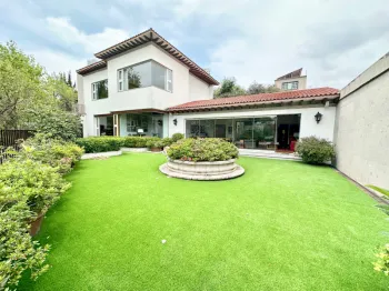 Casa En Venta En CERRADA CON ALBERCA EN BOSQUE DE LAS LOMAS