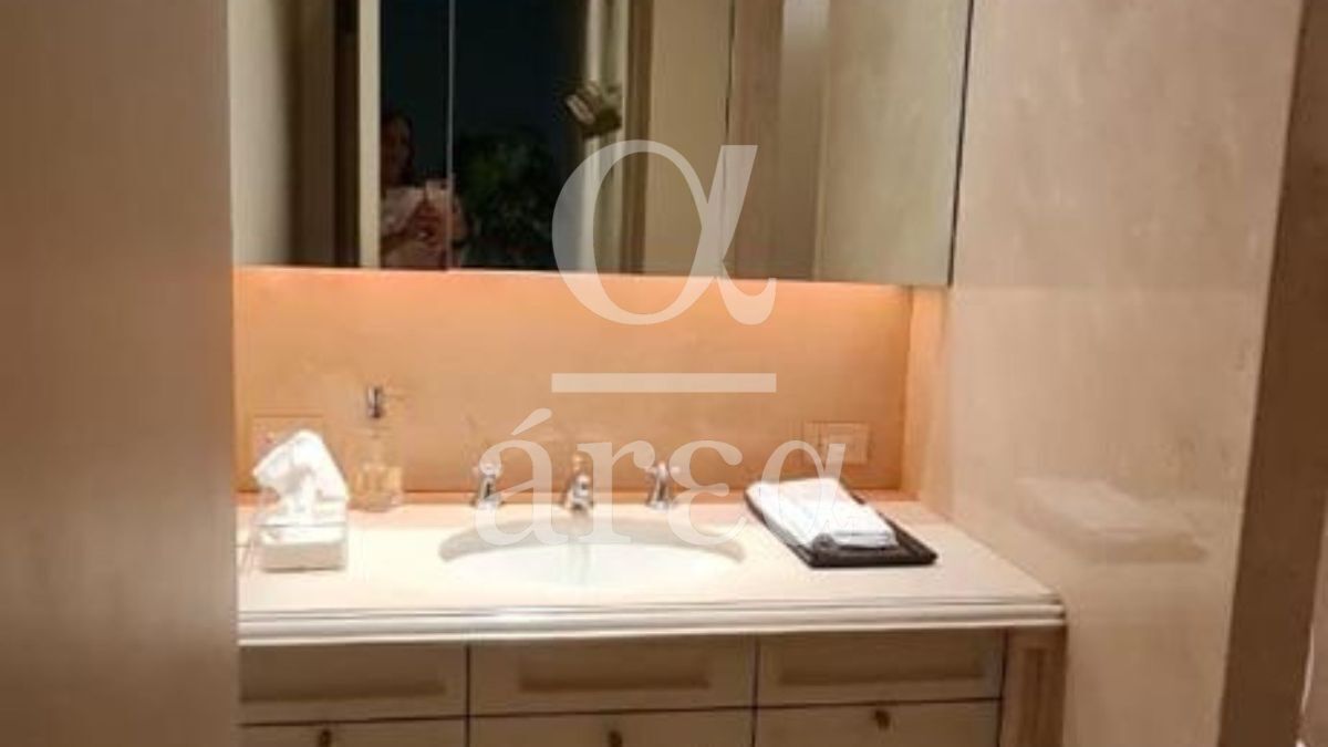 residencia con alberca en lomas de chapultepec en venta
