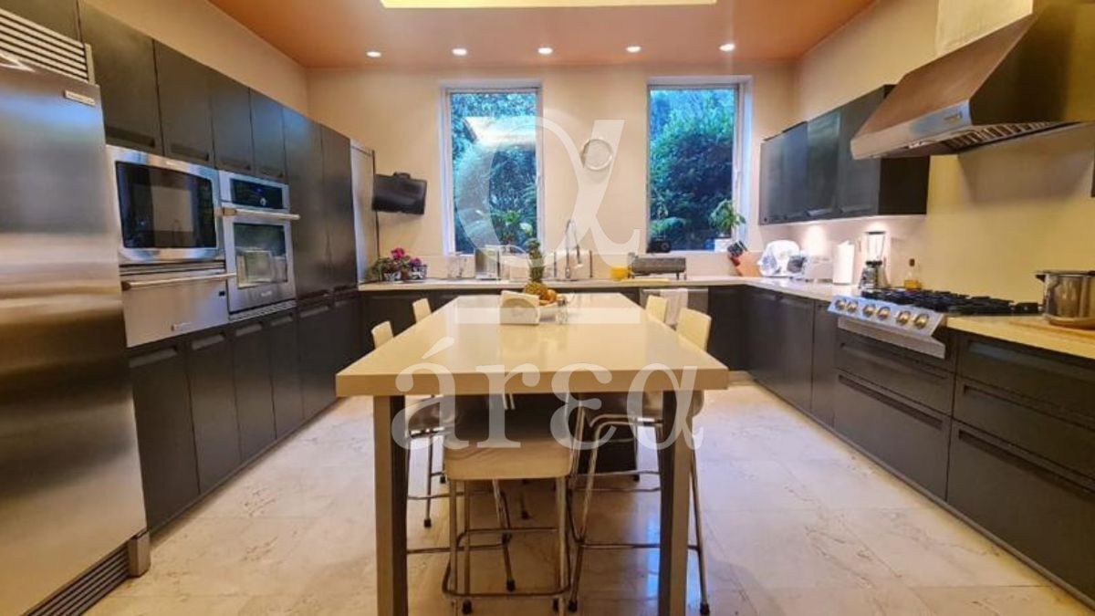 residencia con alberca en lomas de chapultepec en venta