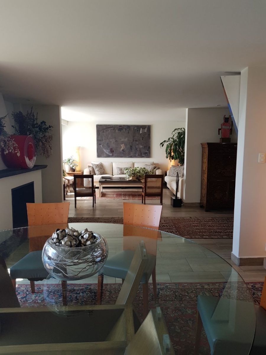 Casa Remodelada en Fraccionamiento de Lomas de Santa Fé en Venta
