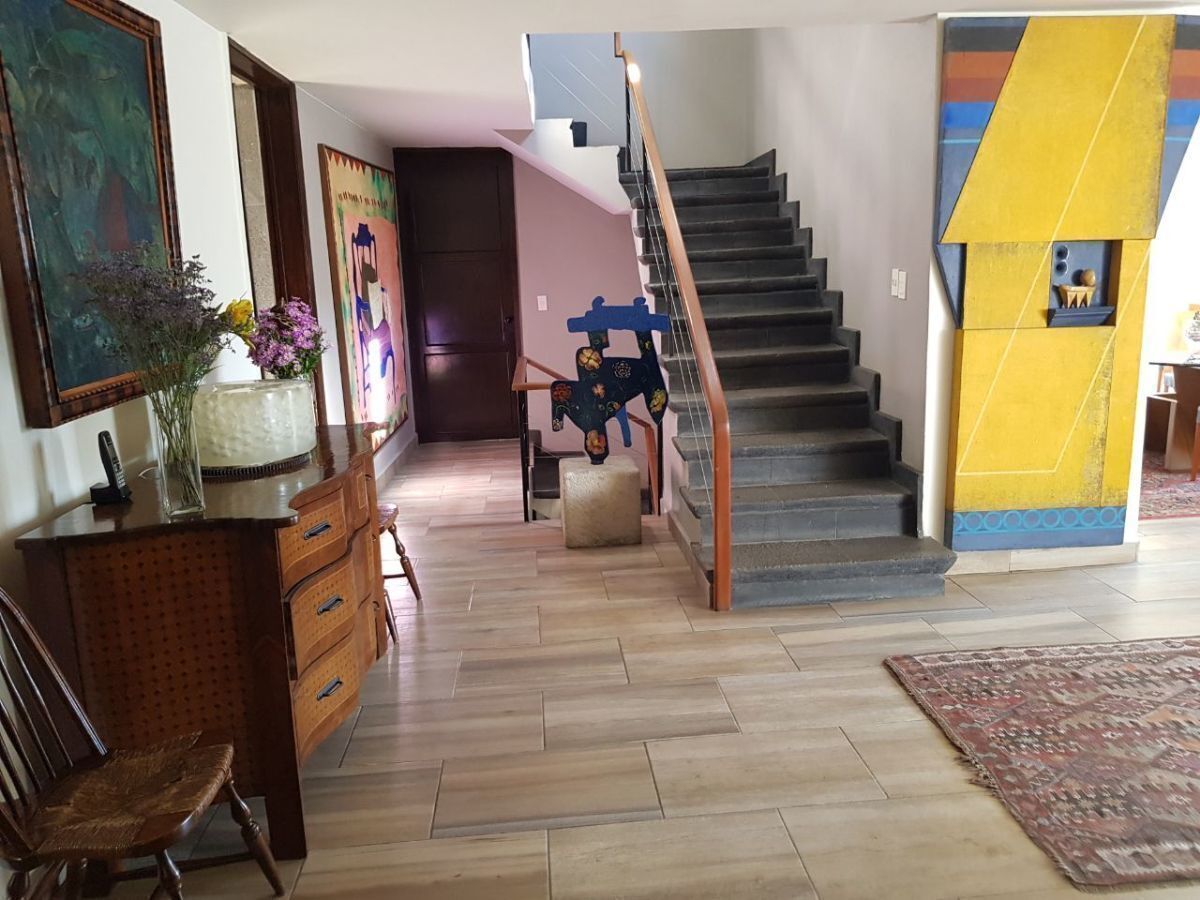 Casa Remodelada en Fraccionamiento de Lomas de Santa Fé en Venta
