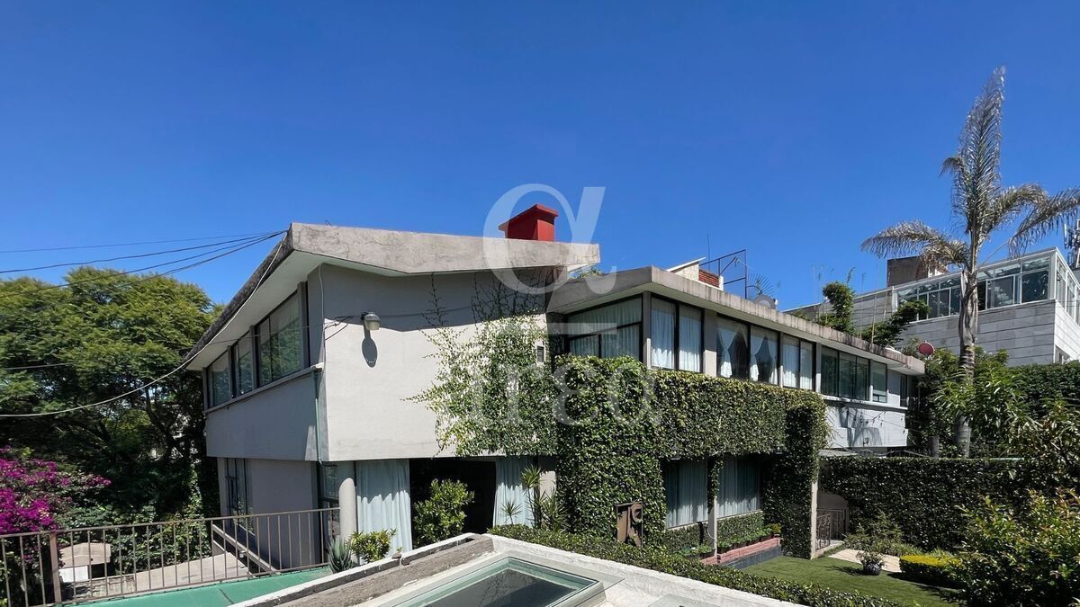 OPORTUNIDAD! Casa para remodelar en esquina dentro del Triángulo Dorado