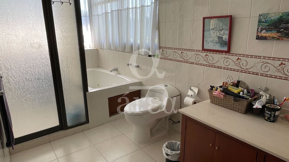 OPORTUNIDAD! Casa para remodelar en esquina dentro del Triángulo Dorado