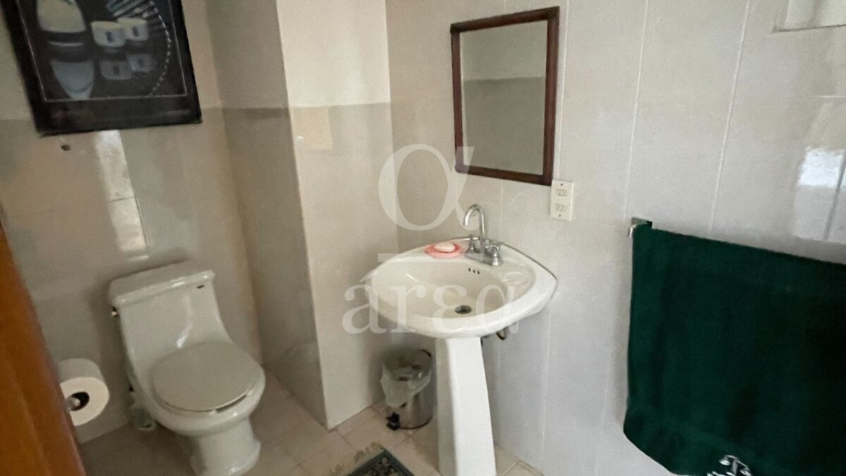 OPORTUNIDAD! Casa para remodelar en esquina dentro del Triángulo Dorado