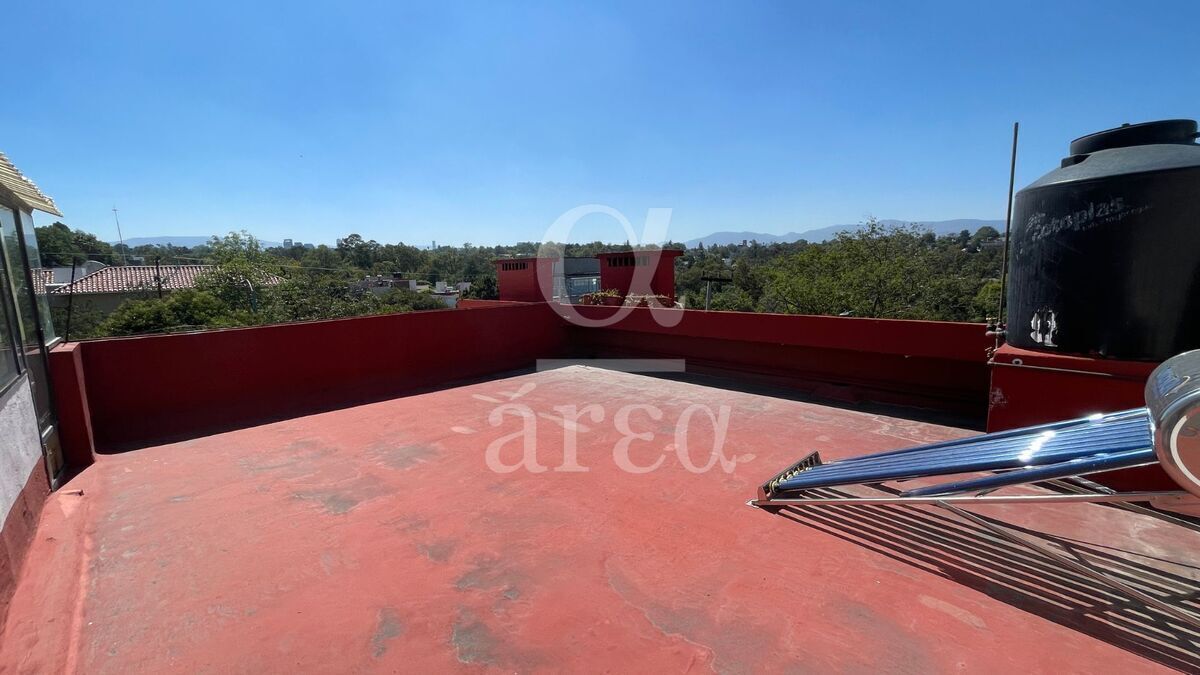 OPORTUNIDAD! Casa para remodelar en esquina dentro del Triángulo Dorado