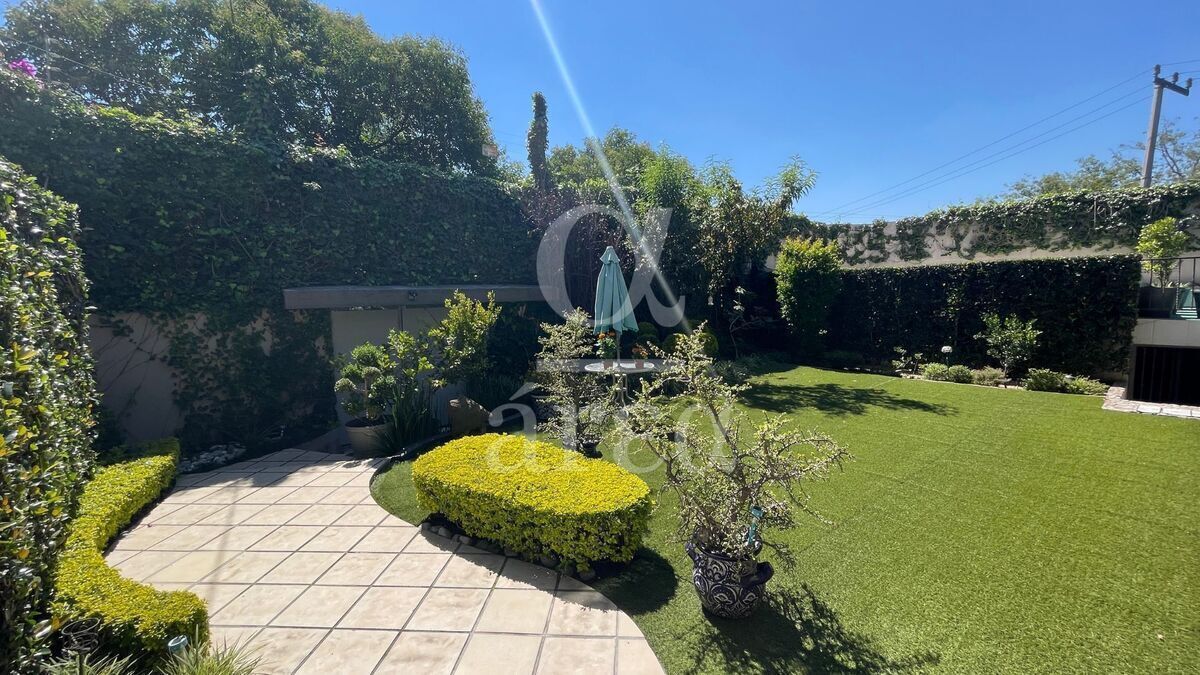 OPORTUNIDAD! Casa para remodelar en esquina dentro del Triángulo Dorado
