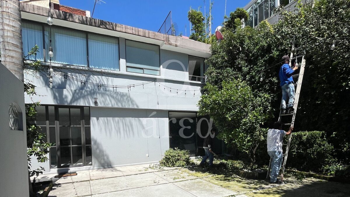 OPORTUNIDAD! Casa para remodelar en esquina dentro del Triángulo Dorado