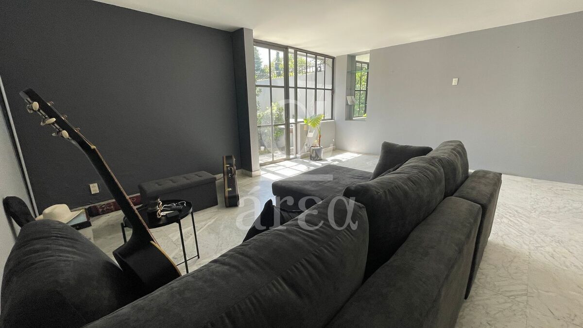 OPORTUNIDAD! Casa para remodelar en esquina dentro del Triángulo Dorado