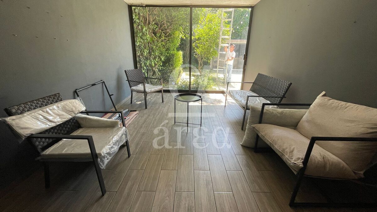 OPORTUNIDAD! Casa para remodelar en esquina dentro del Triángulo Dorado