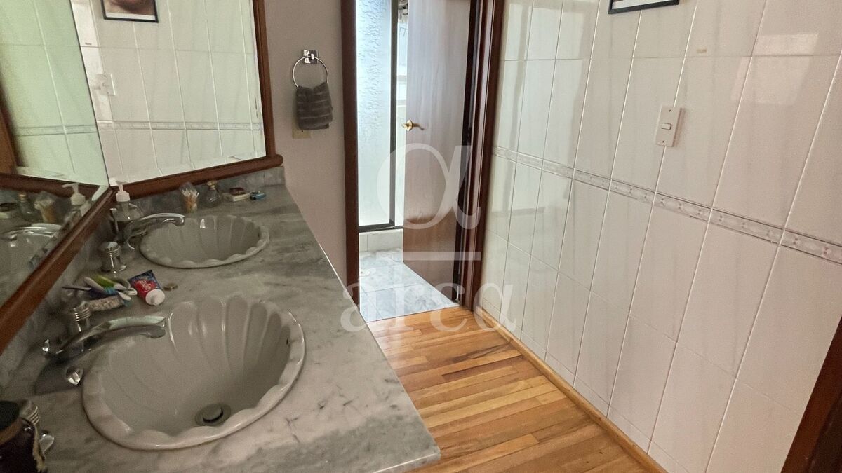 OPORTUNIDAD! Casa para remodelar en esquina dentro del Triángulo Dorado