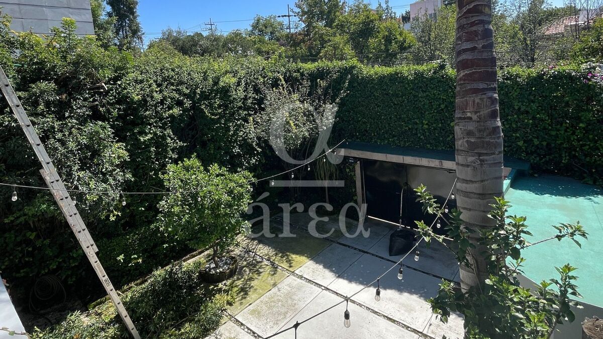 OPORTUNIDAD! Casa para remodelar en esquina dentro del Triángulo Dorado