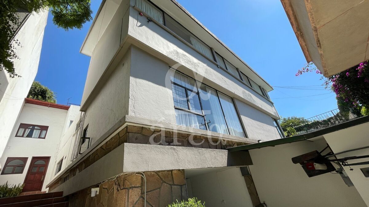 OPORTUNIDAD! Casa para remodelar en esquina dentro del Triángulo Dorado