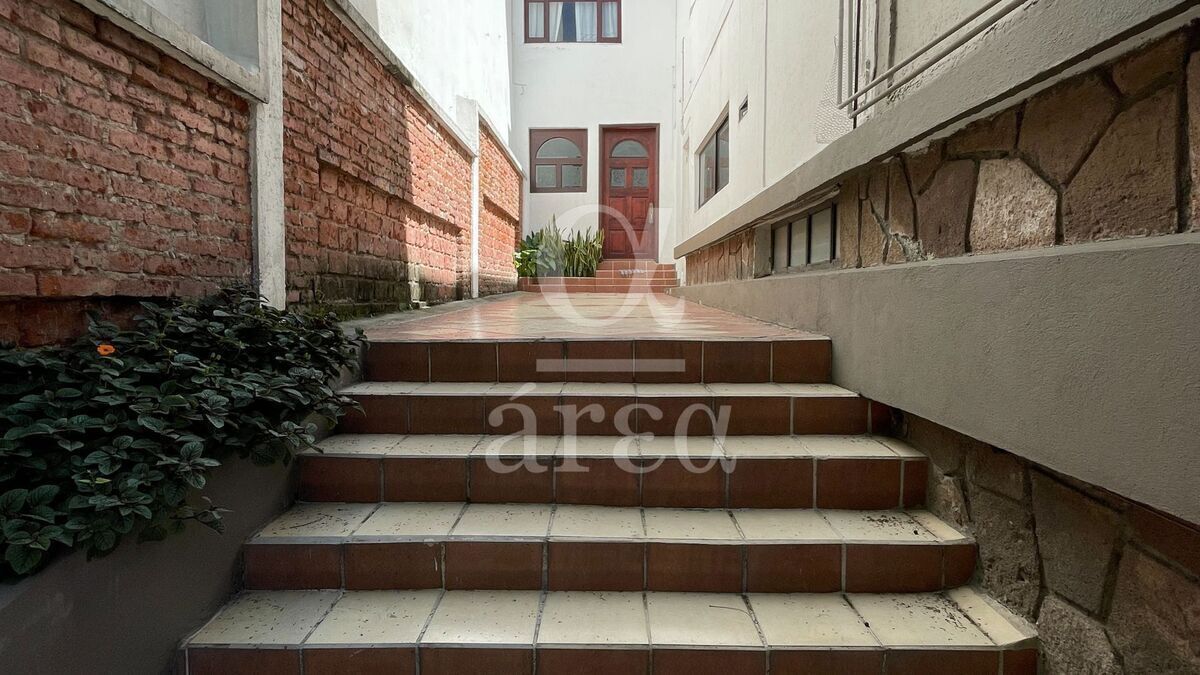 OPORTUNIDAD! Casa para remodelar en esquina dentro del Triángulo Dorado