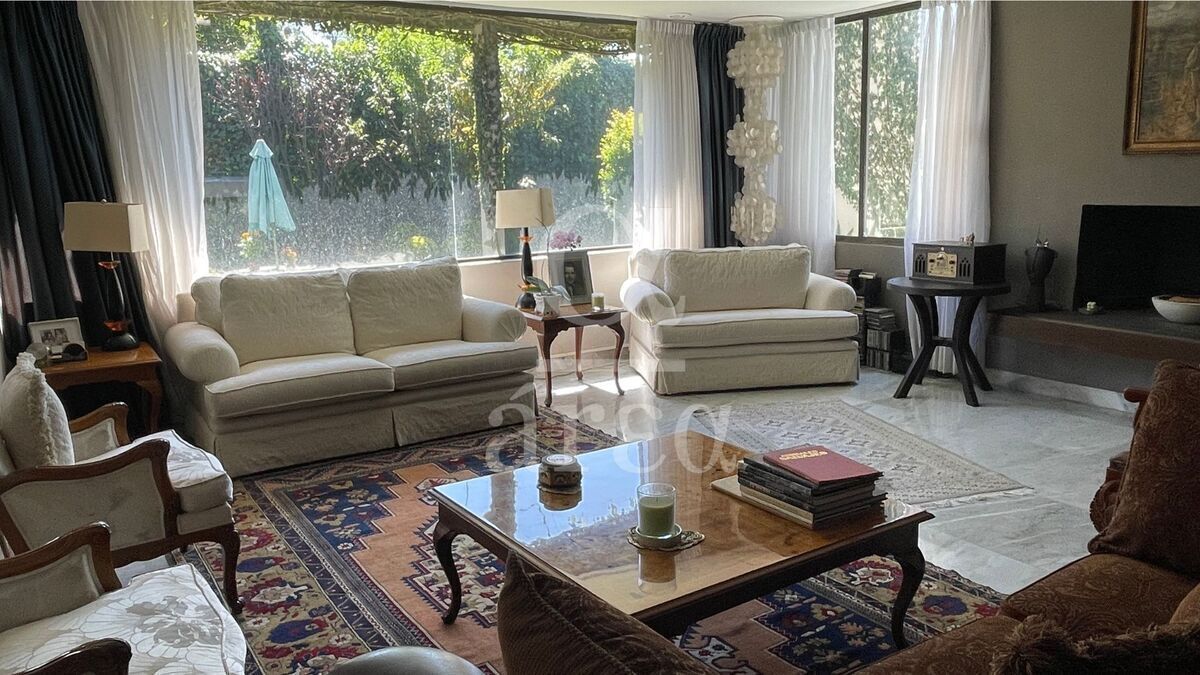OPORTUNIDAD! Casa para remodelar en esquina dentro del Triángulo Dorado