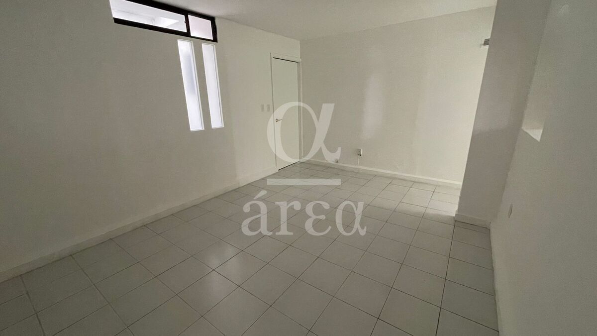 OPORTUNIDAD! Casa para remodelar en esquina dentro del Triángulo Dorado
