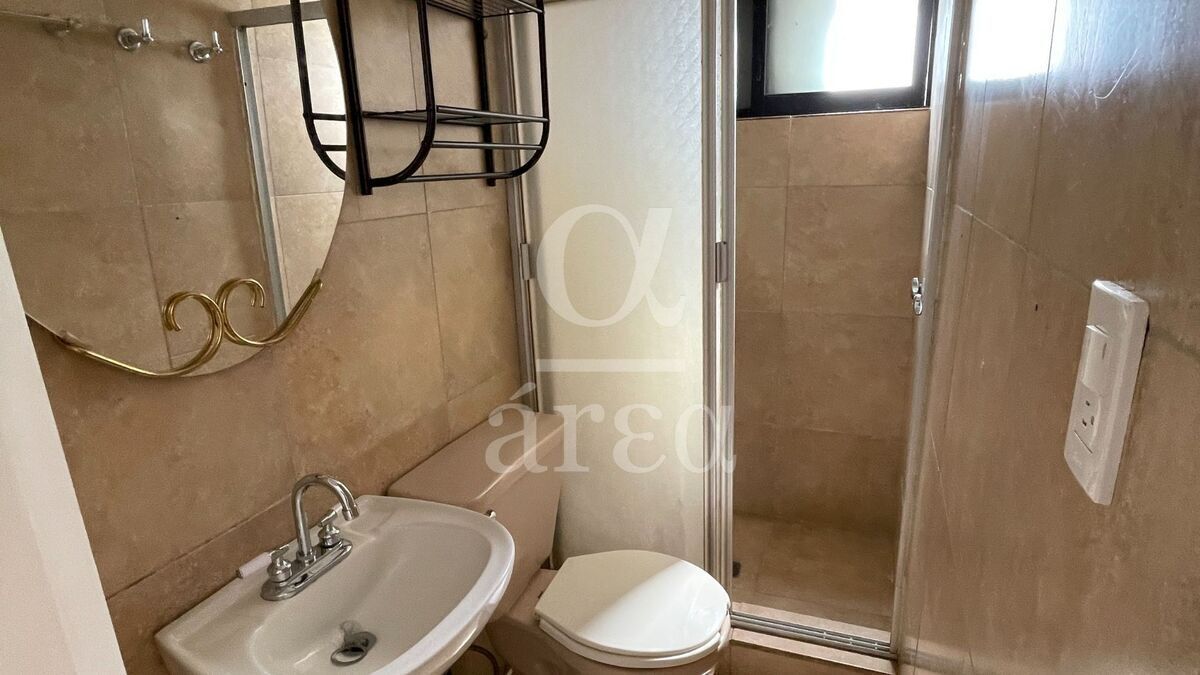 OPORTUNIDAD! Casa para remodelar en esquina dentro del Triángulo Dorado