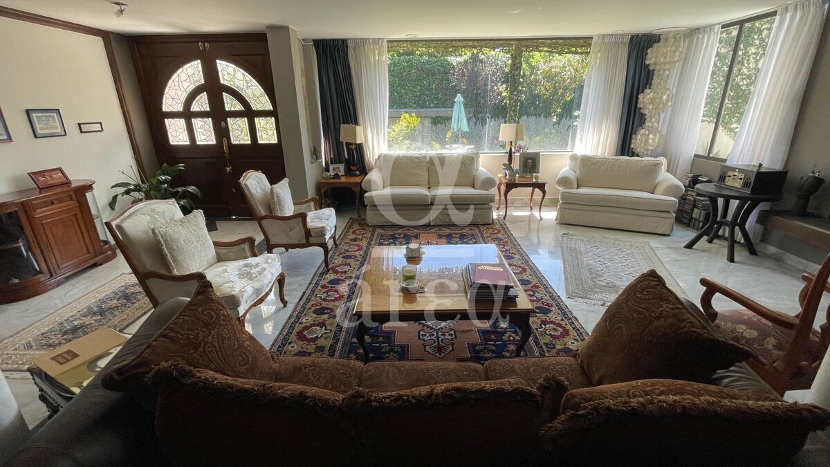OPORTUNIDAD! Casa para remodelar en esquina dentro del Triángulo Dorado
