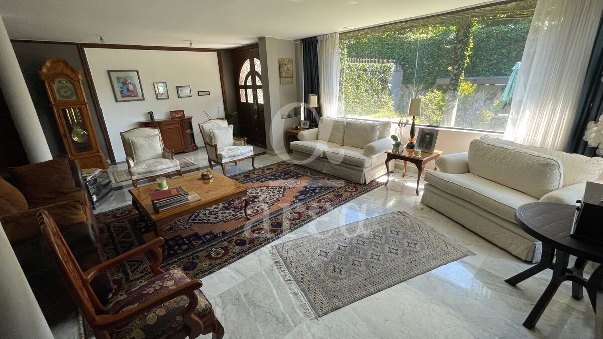 OPORTUNIDAD! Casa para remodelar en esquina dentro del Triángulo Dorado