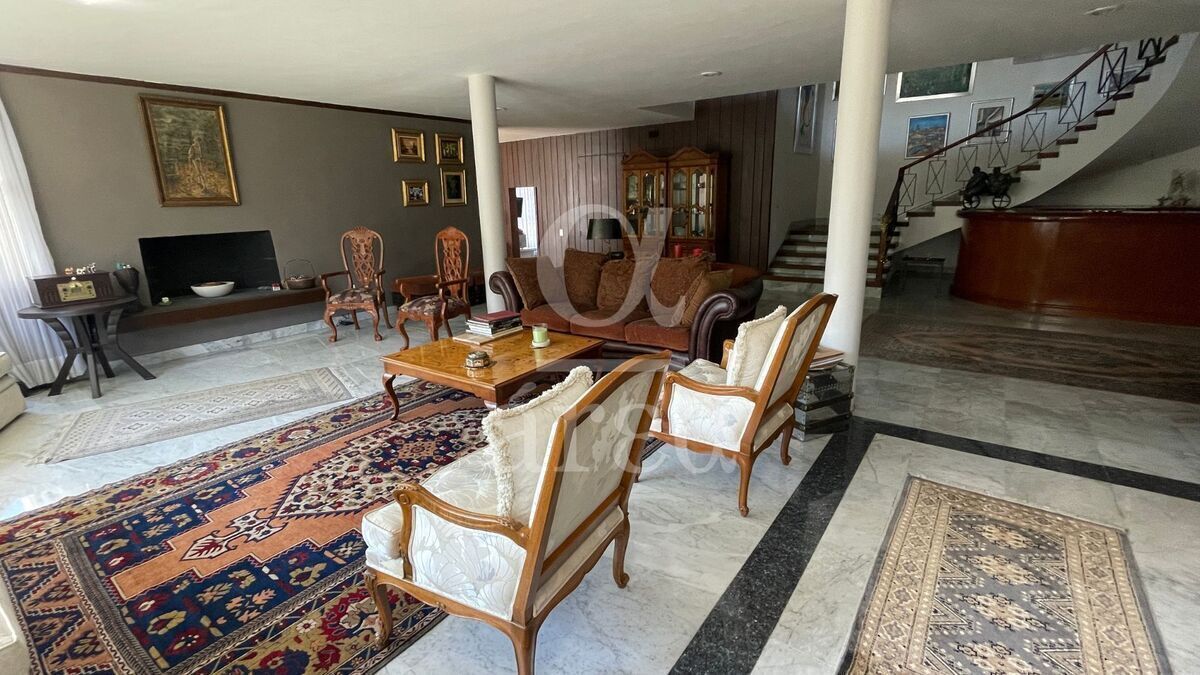 OPORTUNIDAD! Casa para remodelar en esquina dentro del Triángulo Dorado
