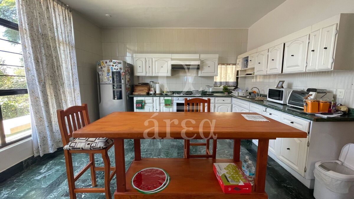 OPORTUNIDAD! Casa para remodelar en esquina dentro del Triángulo Dorado