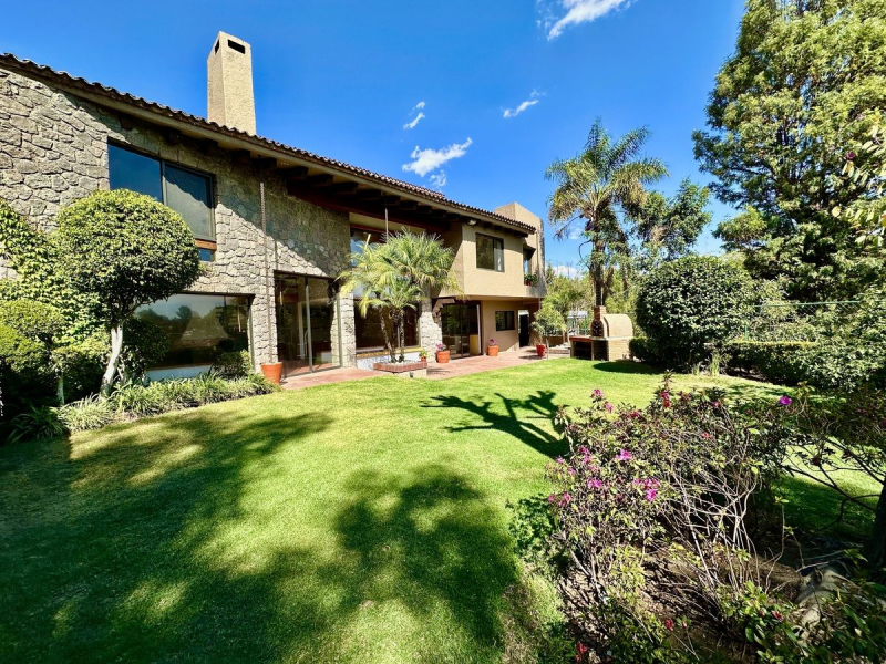 Casa EN VENTA en tecamachalco ideal con gran jardín ,y casita independiente