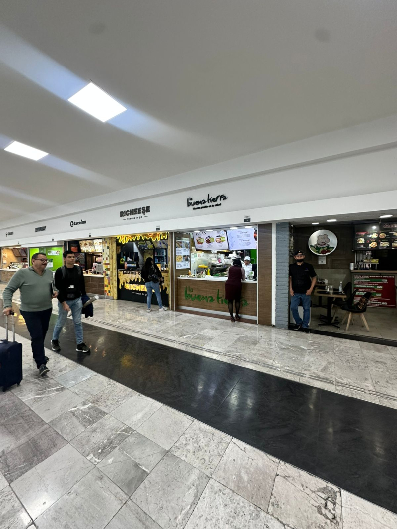 Se Renta Local Comercial En El Aeropuerto Terminal 1 