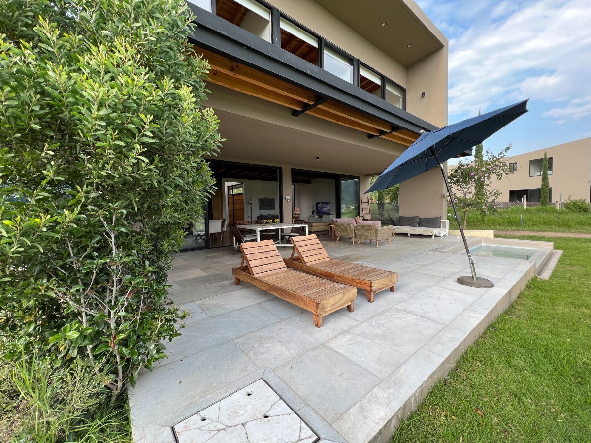 Casa Frente A La Pradera