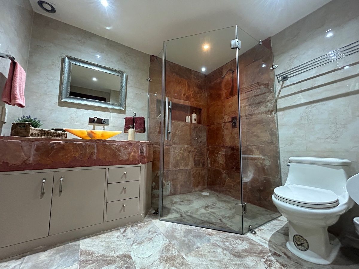 casa muy iluminada en cerrada con vigilancia en venta en parques de la herradura