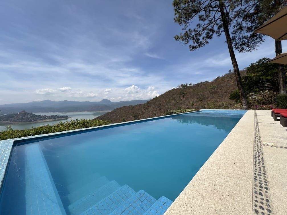 espectacular casa en venta  o renta en el santuario, valle de bravo