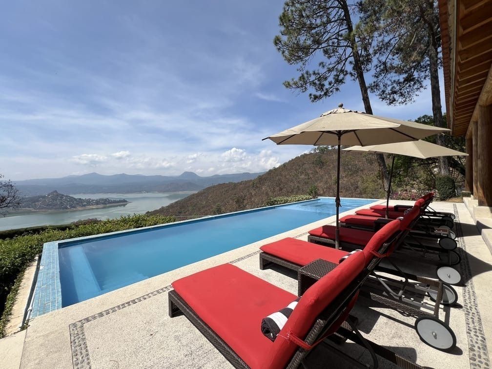 espectacular casa en venta  o renta en el santuario, valle de bravo