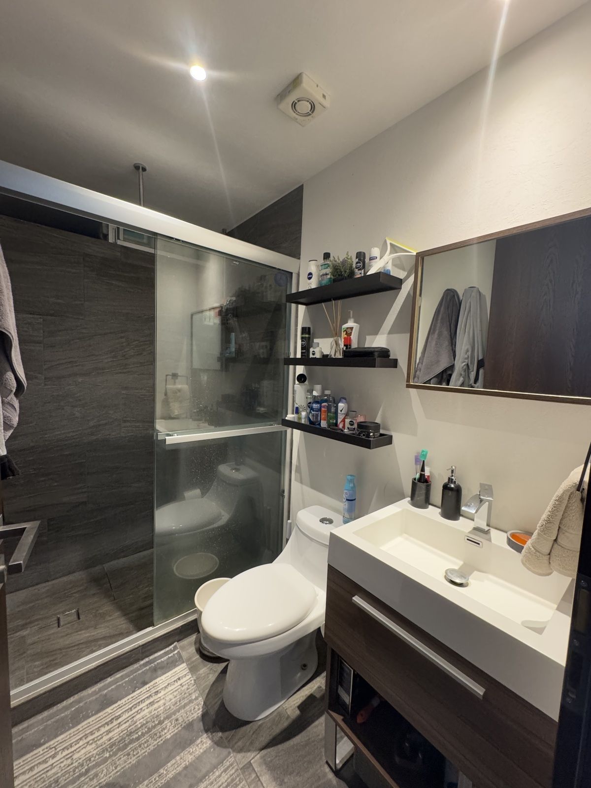 Muy buen departamento en venta, puede venderse como inversión con inquilinos.