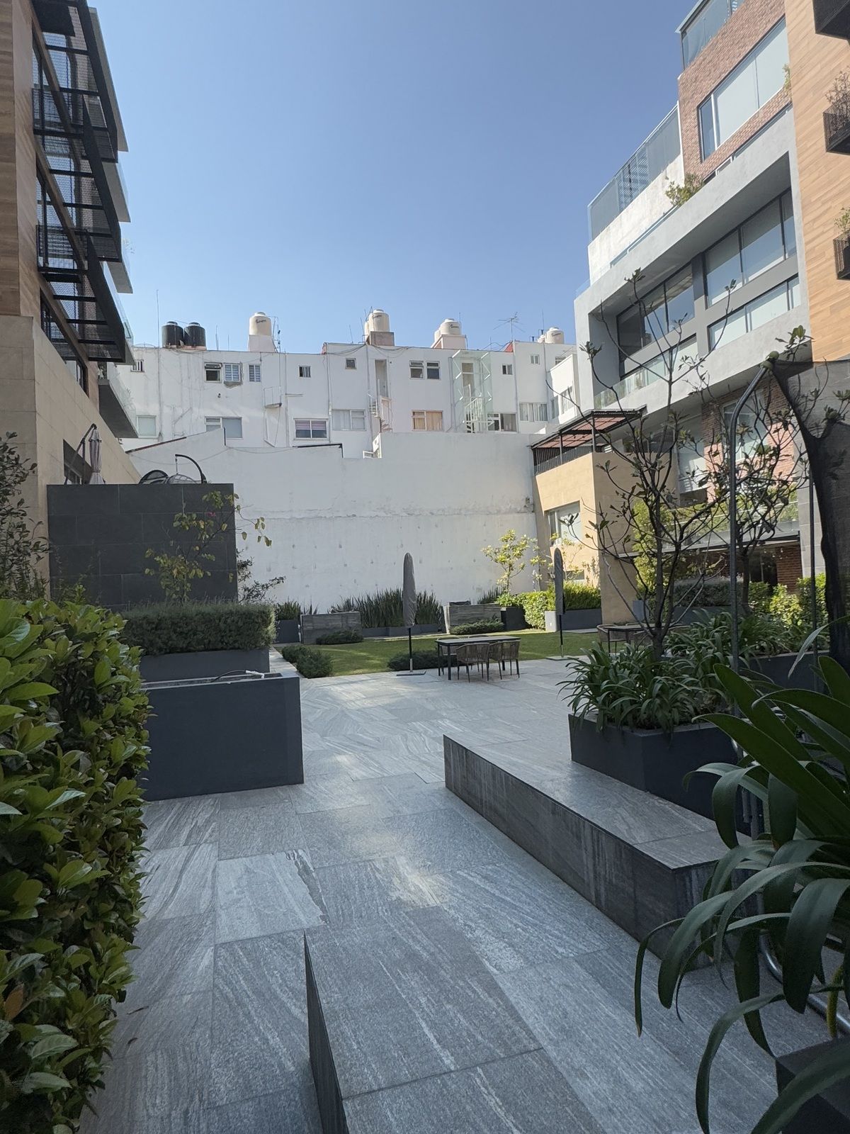 Muy buen departamento en venta, puede venderse como inversión con inquilinos.