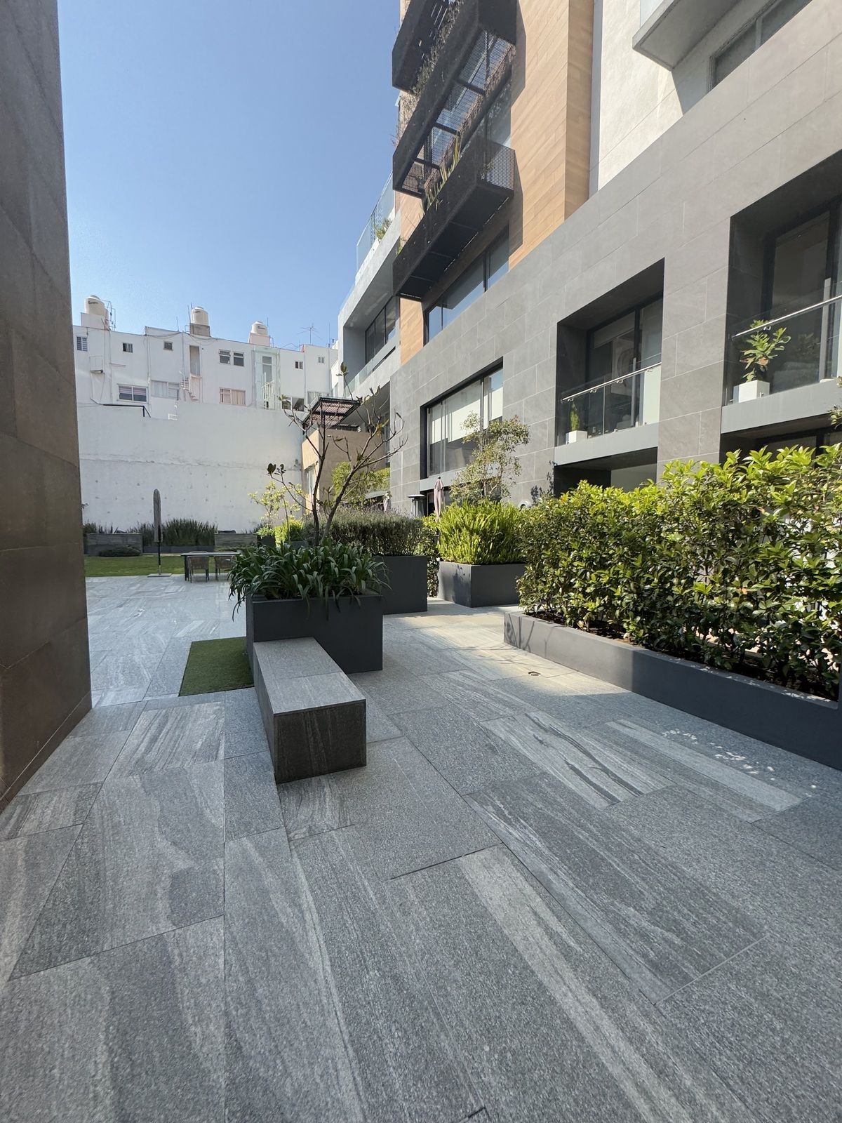 Muy buen departamento en venta, puede venderse como inversión con inquilinos.