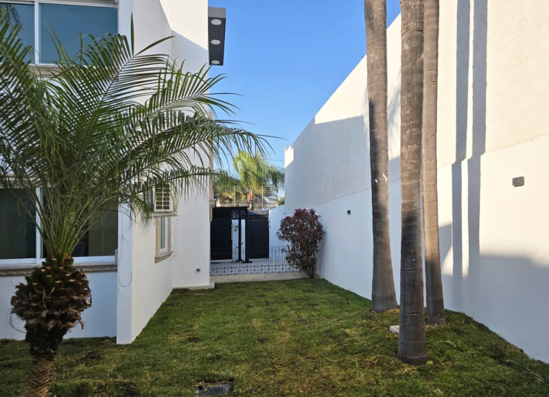 Se Vende Casa Frente Al Parque Metropolitano