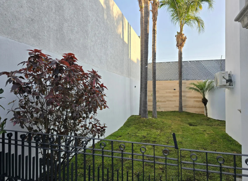 Se Vende Casa Frente Al Parque Metropolitano
