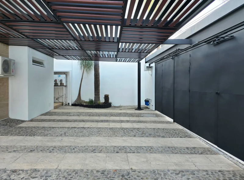 Se Vende Casa Frente Al Parque Metropolitano