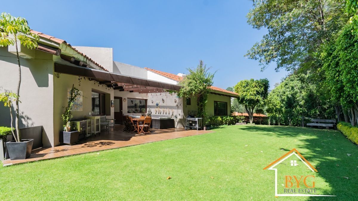 CASA EN VENTA EN BOSQUES DE LAS LOMAS CON CANCHA DE TENIS
