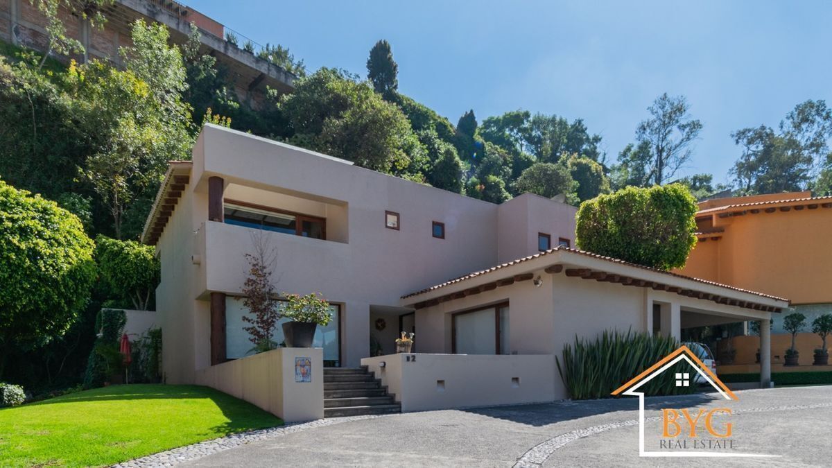 CASA EN VENTA EN BOSQUES DE LAS LOMAS CON CANCHA DE TENIS