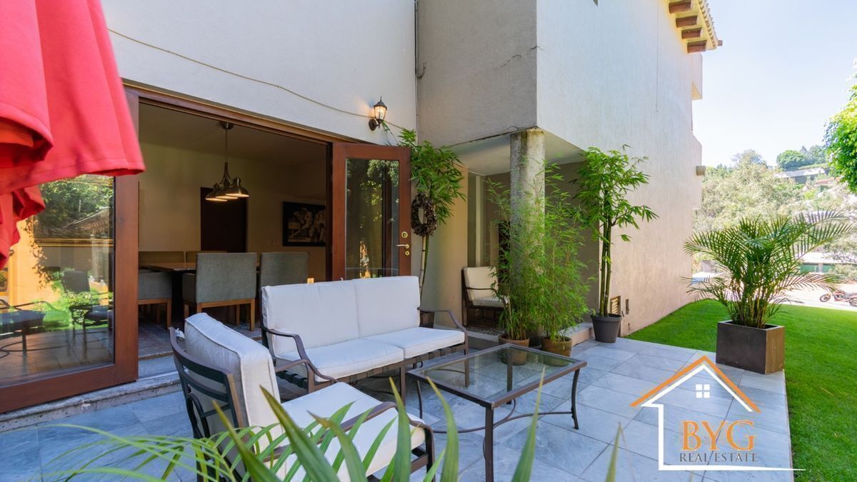 CASA EN VENTA EN BOSQUES DE LAS LOMAS CON CANCHA DE TENIS