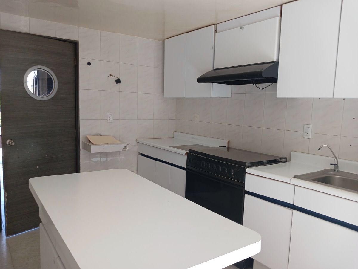 Casa En Venta  Lomas De Chamizal, Descubre Tu Próximo Hogar En Fte. Pegasso 