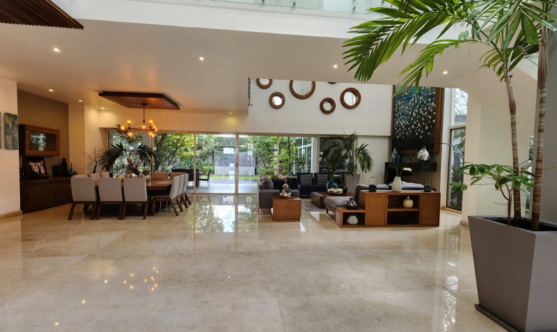 Residencia De Lujo En Venta En Zotogrande - Seguridad, Exclusividad Y Diseño Vanguardista