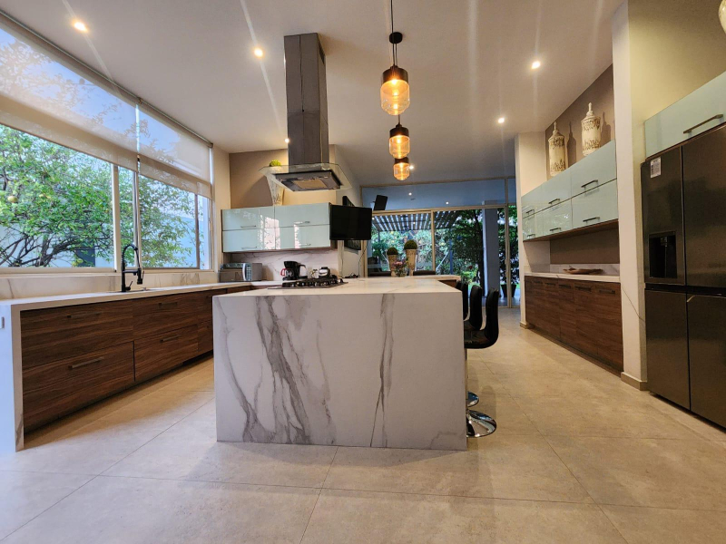 Residencia De Lujo En Venta En Zotogrande - Seguridad, Exclusividad Y Diseño Vanguardista