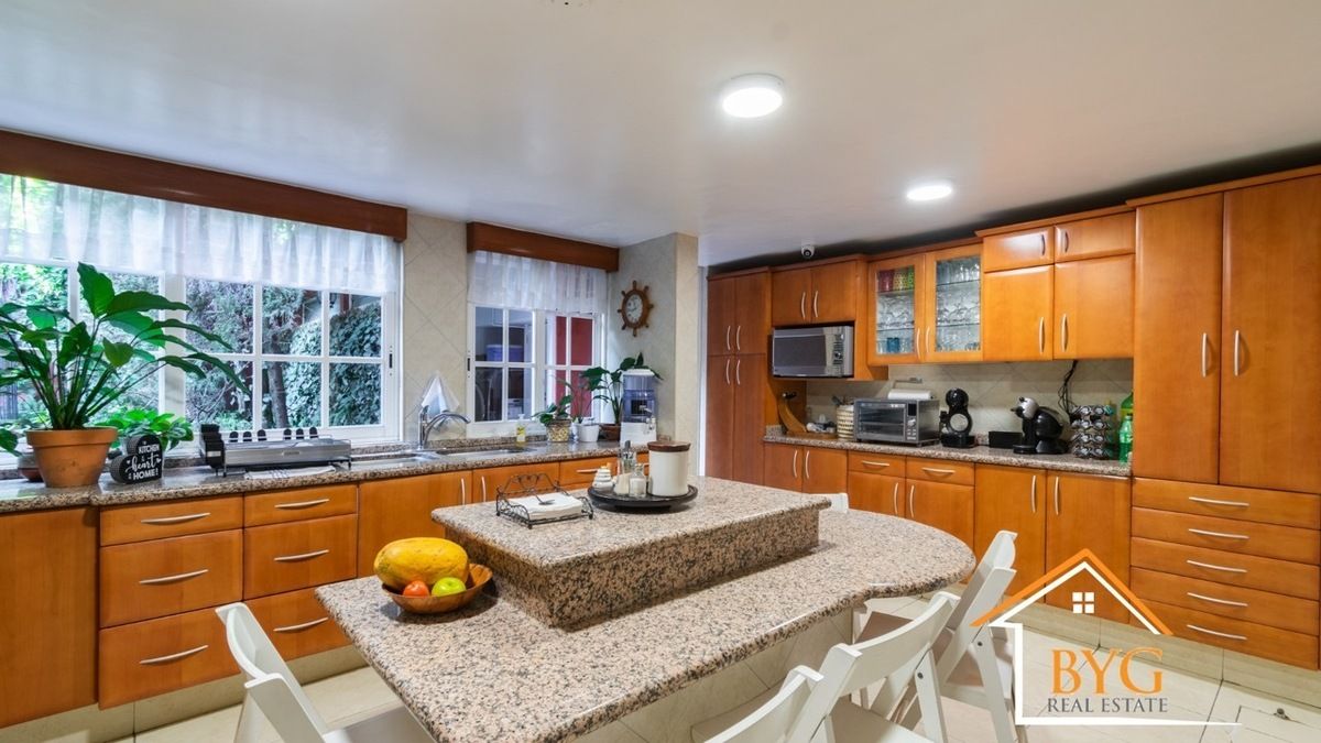 EN VENTA CASA EN LA HERRADURA EN CERRADA CON SEGURIDAD