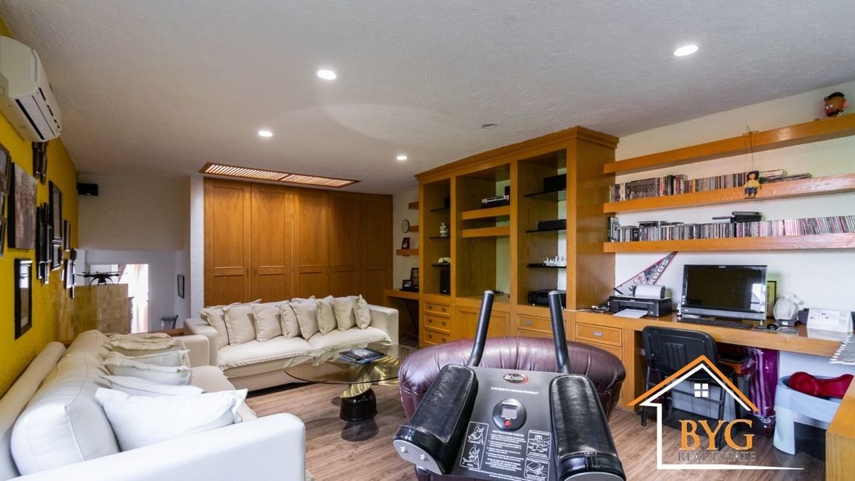 EN VENTA CASA EN LA HERRADURA EN CERRADA CON SEGURIDAD