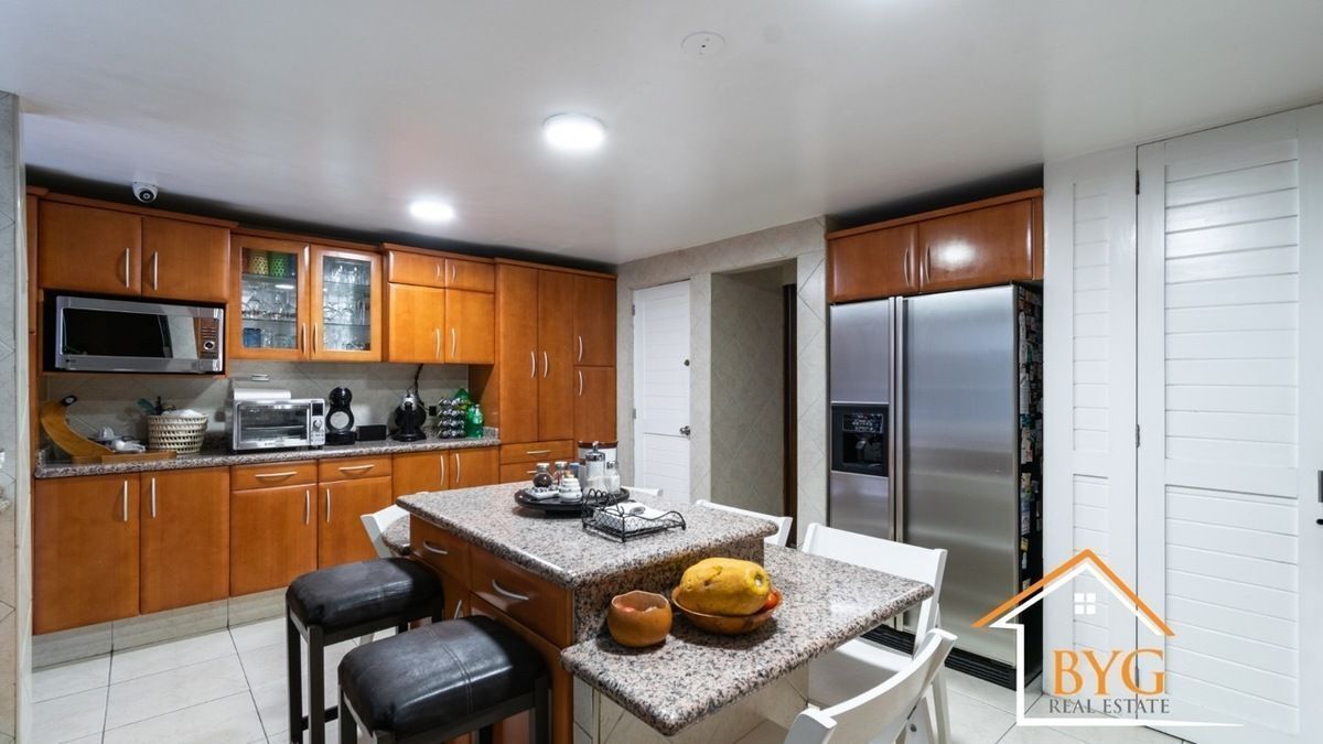 EN VENTA CASA EN LA HERRADURA EN CERRADA CON SEGURIDAD