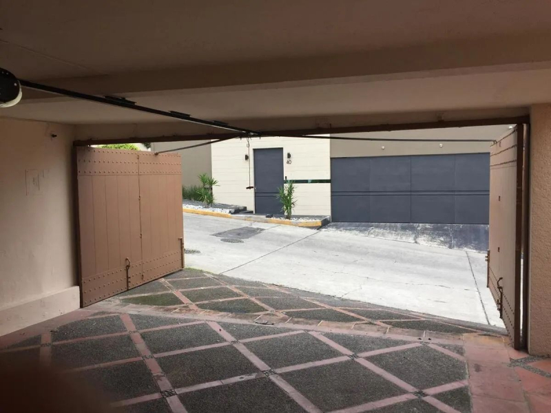 Casa En Venta En Lomas De Tecamachalco CON VIGILANCIA CALLE CERRADA