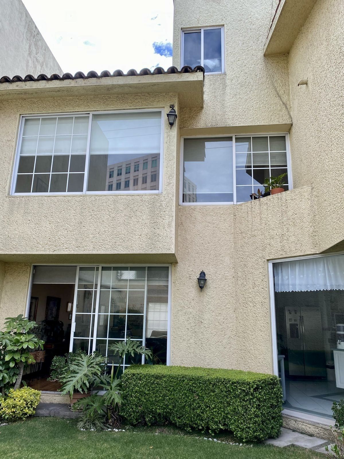 En venta Casa En Hacienda de Las Palmas , frente al parque