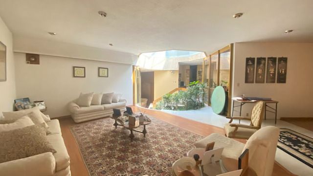 Tecamachalco, Fuente de Peninsula. Casa calle cerrada. Venta U$750,000 Remodelar