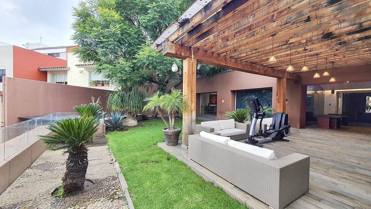 EN VENTA CASA EN PRIVADA CON SEGURIDAD FRENTE A PARQUE